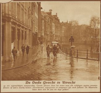 872981 Gezicht over de Oudegracht-westzijde bij de Stadhuisbrug te Utrecht, tijdens een regenbui.
